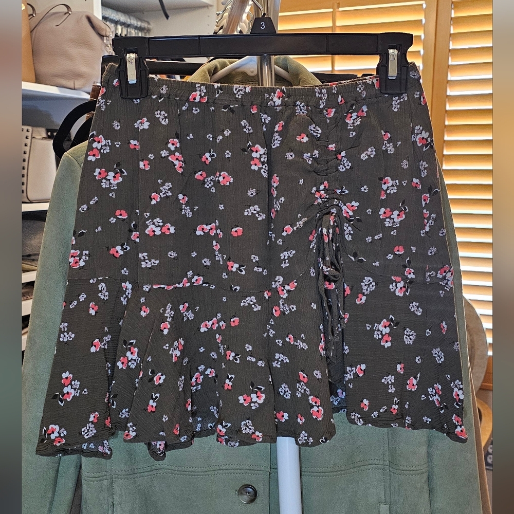 Express Flower Printed Skirt. Size S.